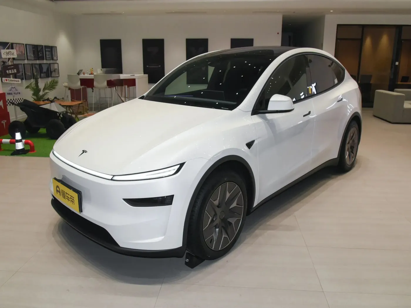Tesla Model Y L 2026 Standard Range
