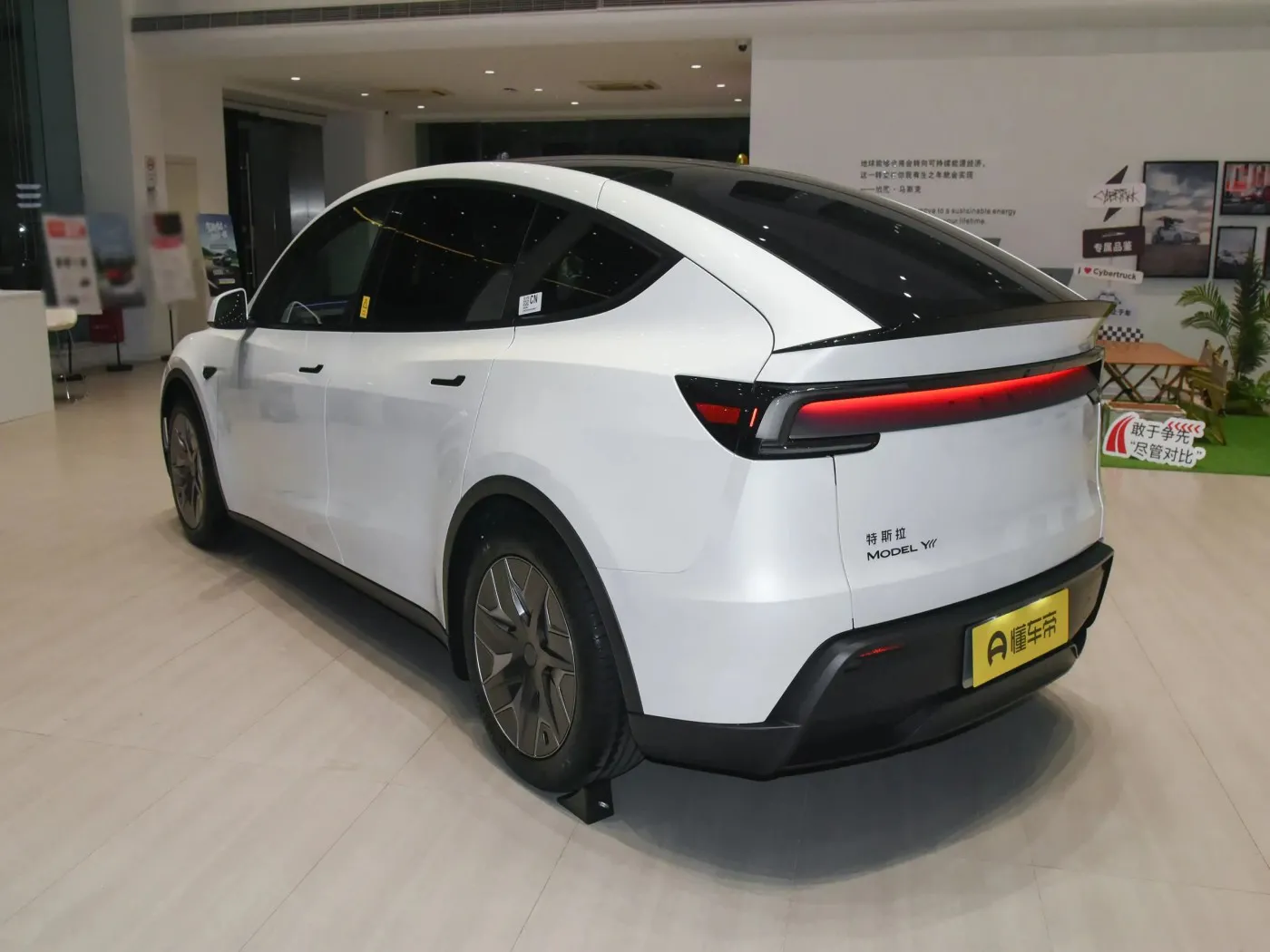 Tesla Model Y L 2026 Standard Range