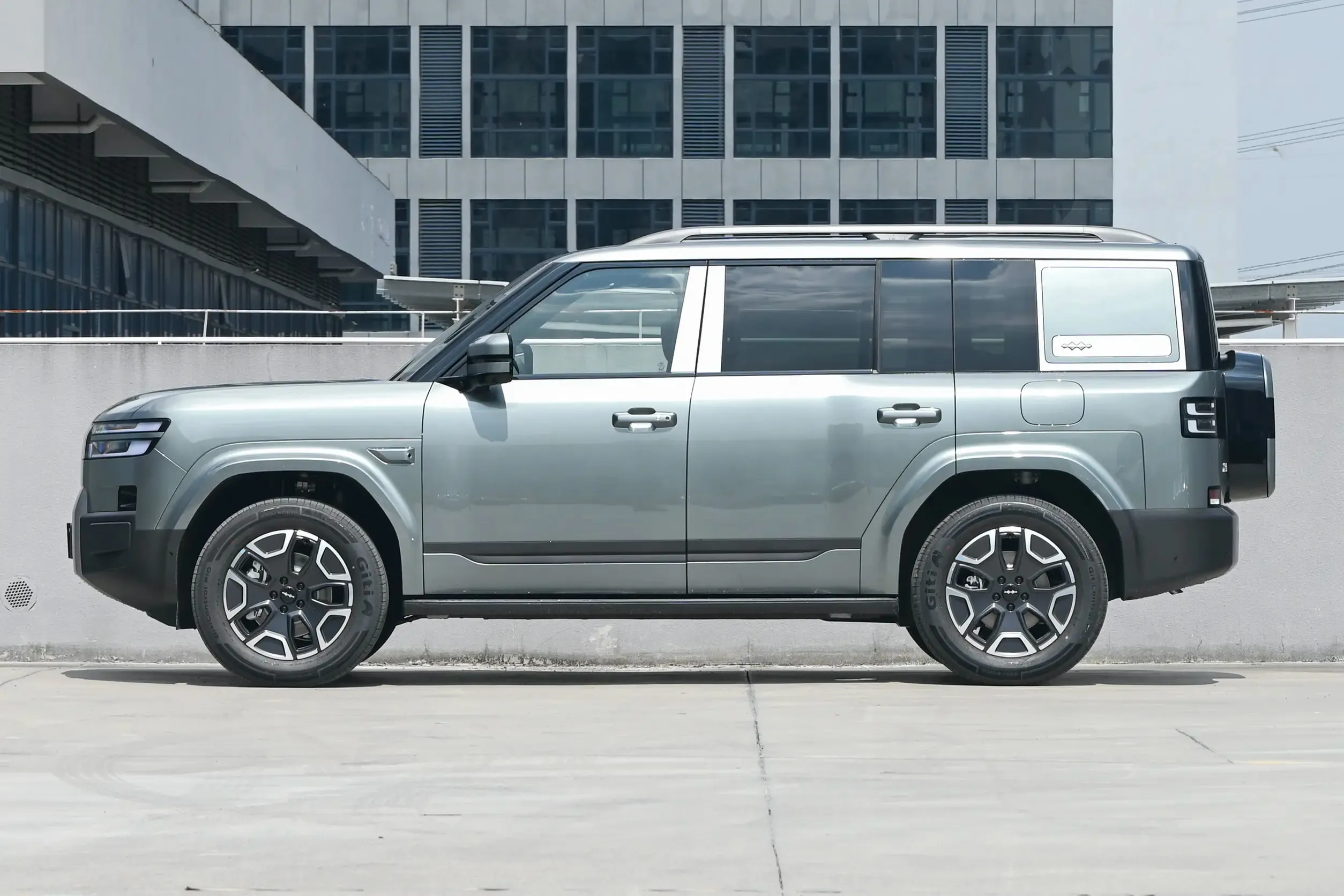 Formula Leopard‌ Titanium 7 2025 Model 190KM AWD Max Edition