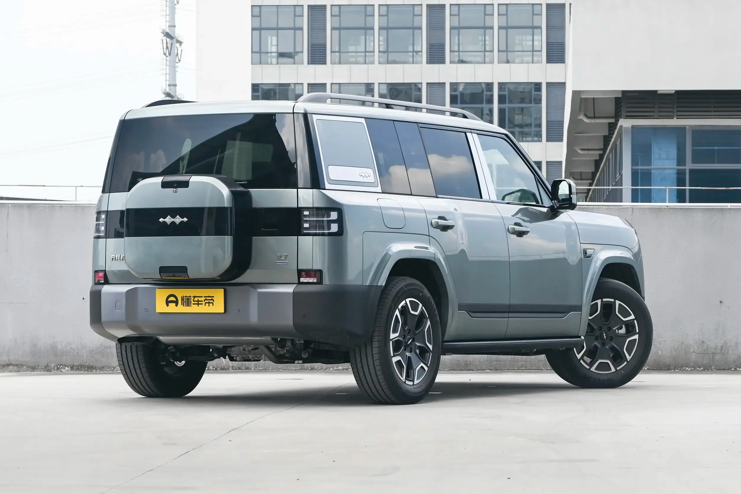 Formula Leopard‌ Titanium 7 2025 Model 190KM AWD Max Edition