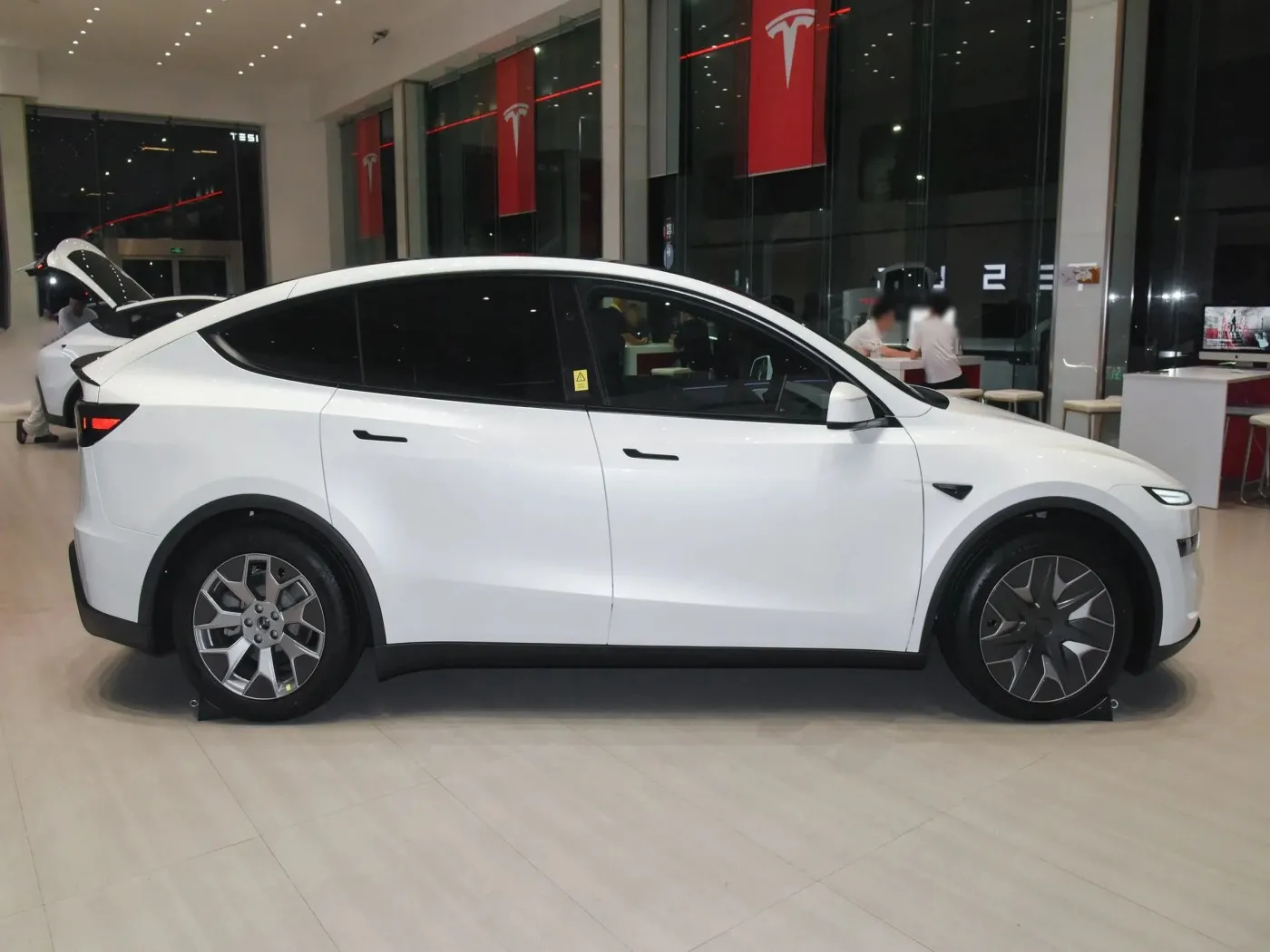 Tesla Model Y L 2026 Standard Range