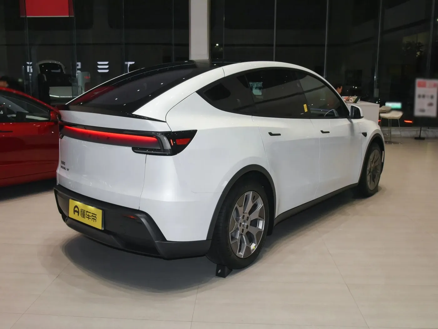 Tesla Model Y L 2026 Standard Range