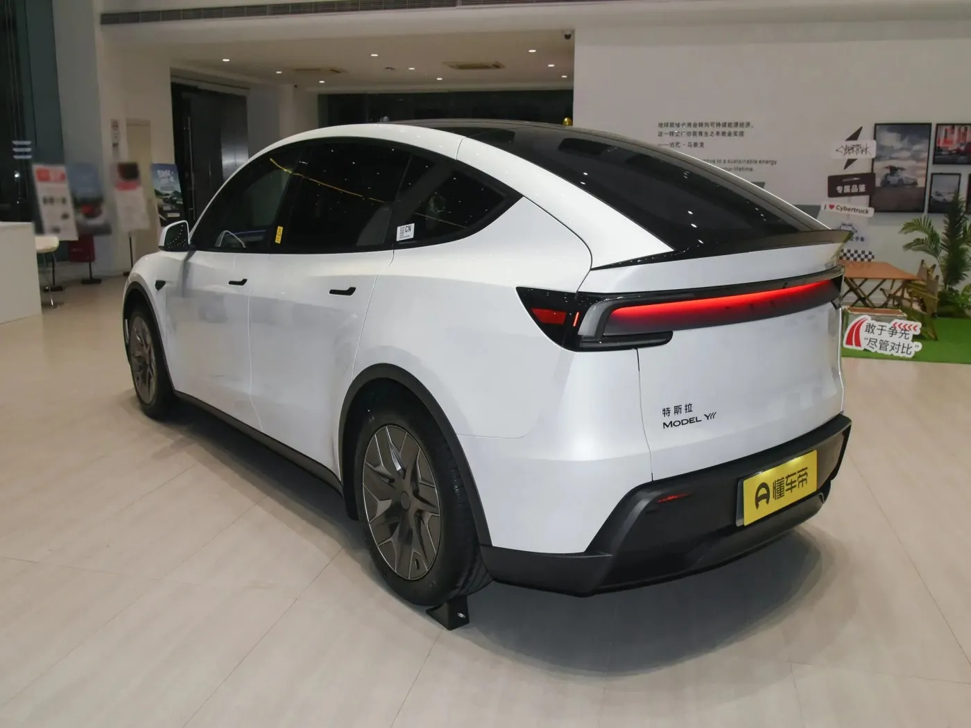 Tesla Model Y L 2026 Standard Range